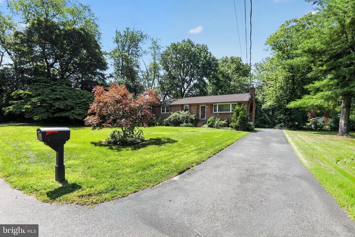 Property Photo: 136 Kingston Drive DE 19701