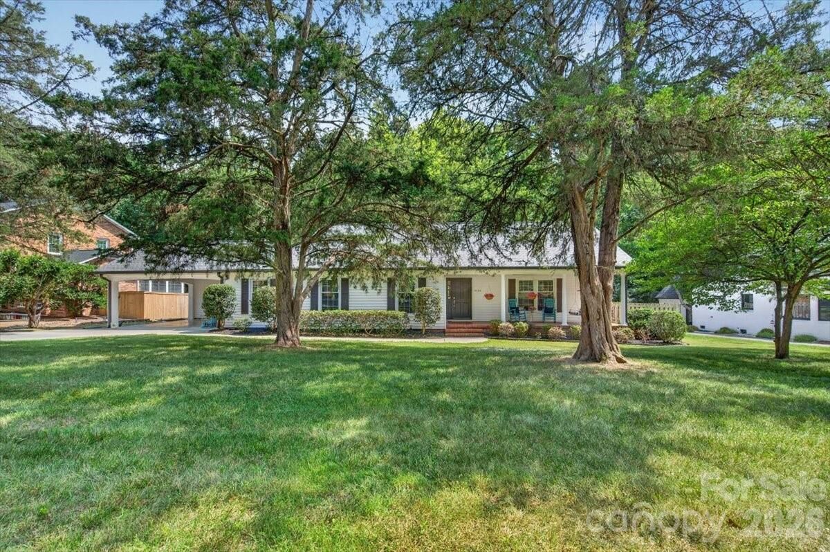Property Photo:  4124 Bridgewood Lane  NC 28226 