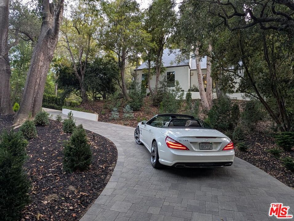 Property Photo:  943 Moraga Dr  CA 90049 