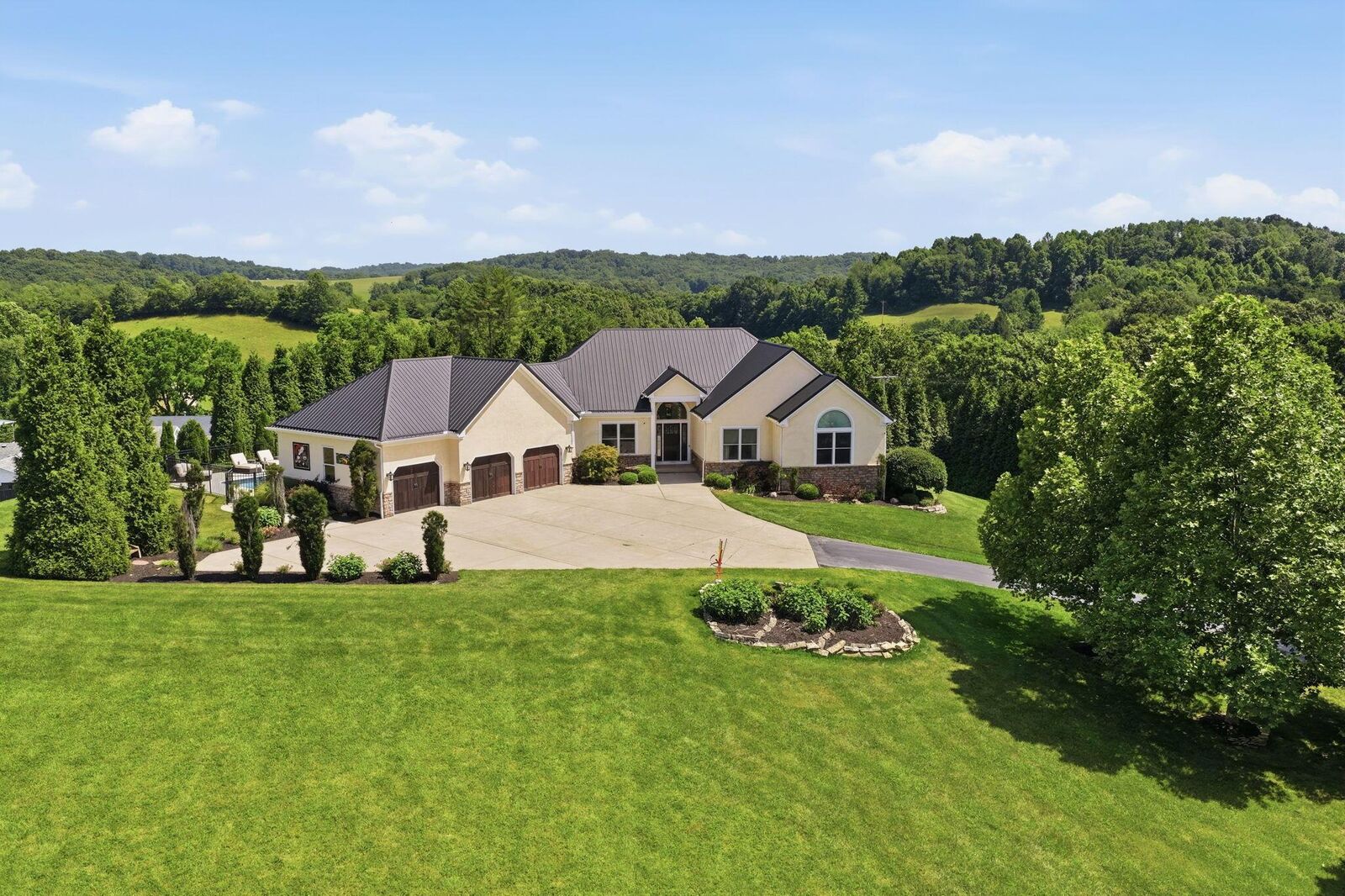 Property Photo: 13912 Nickel Plate Road OH 43138