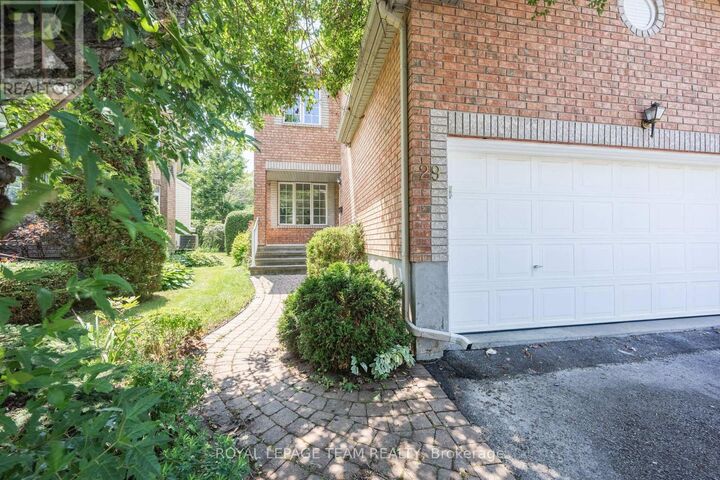 Property Photo:  29 Keno Way  ON K2T 1H3 