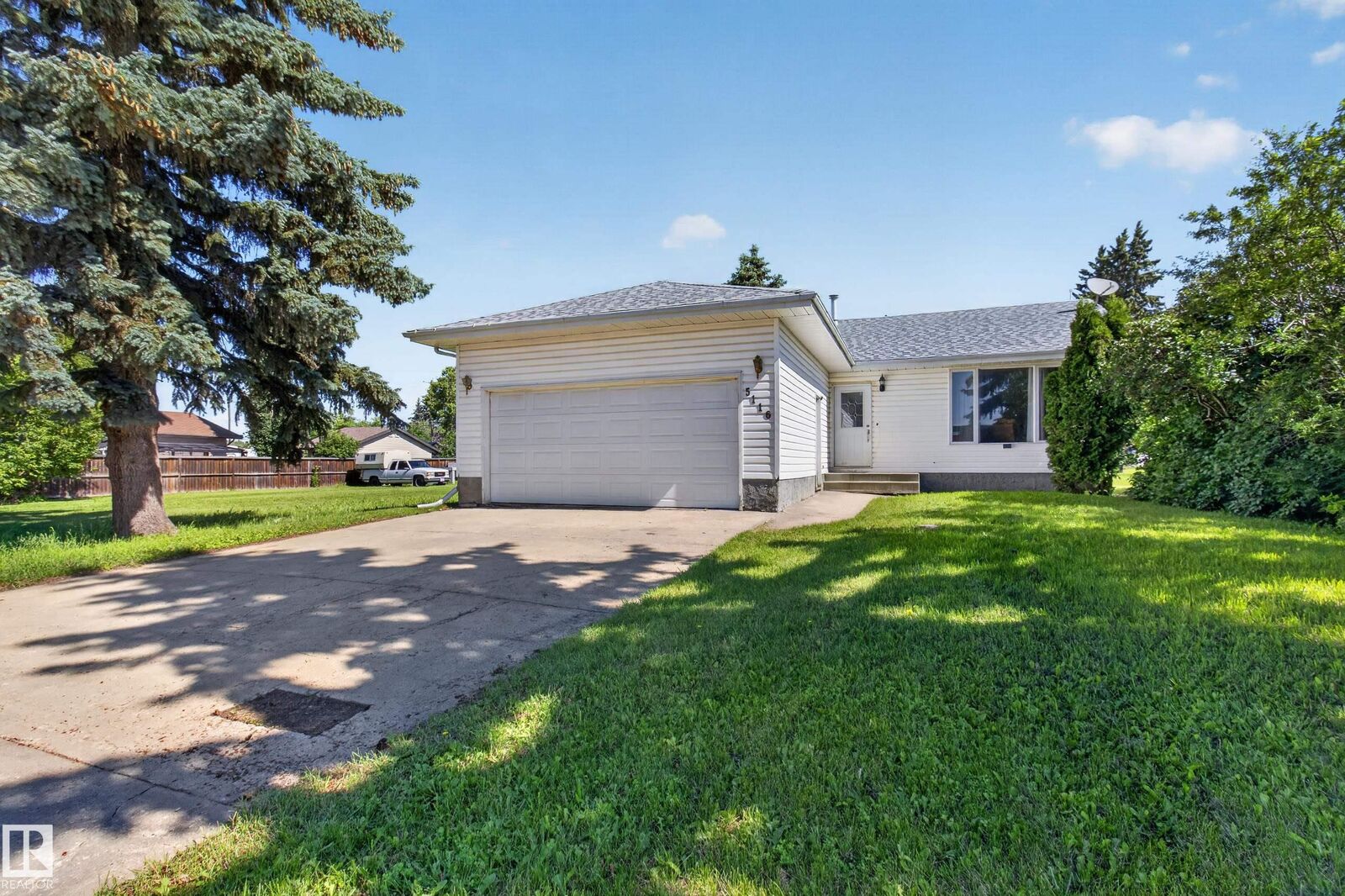 Property Photo:  5116 52 Ave  AB T0B 4J0 