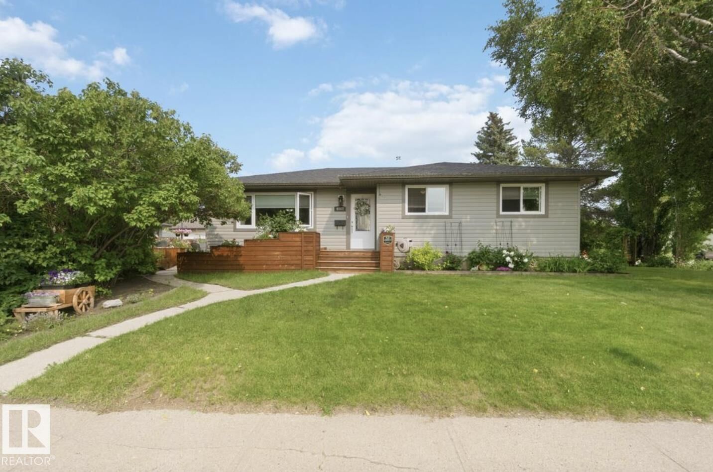 Property Photo: 4007 45 Street AB T7Z 1J6