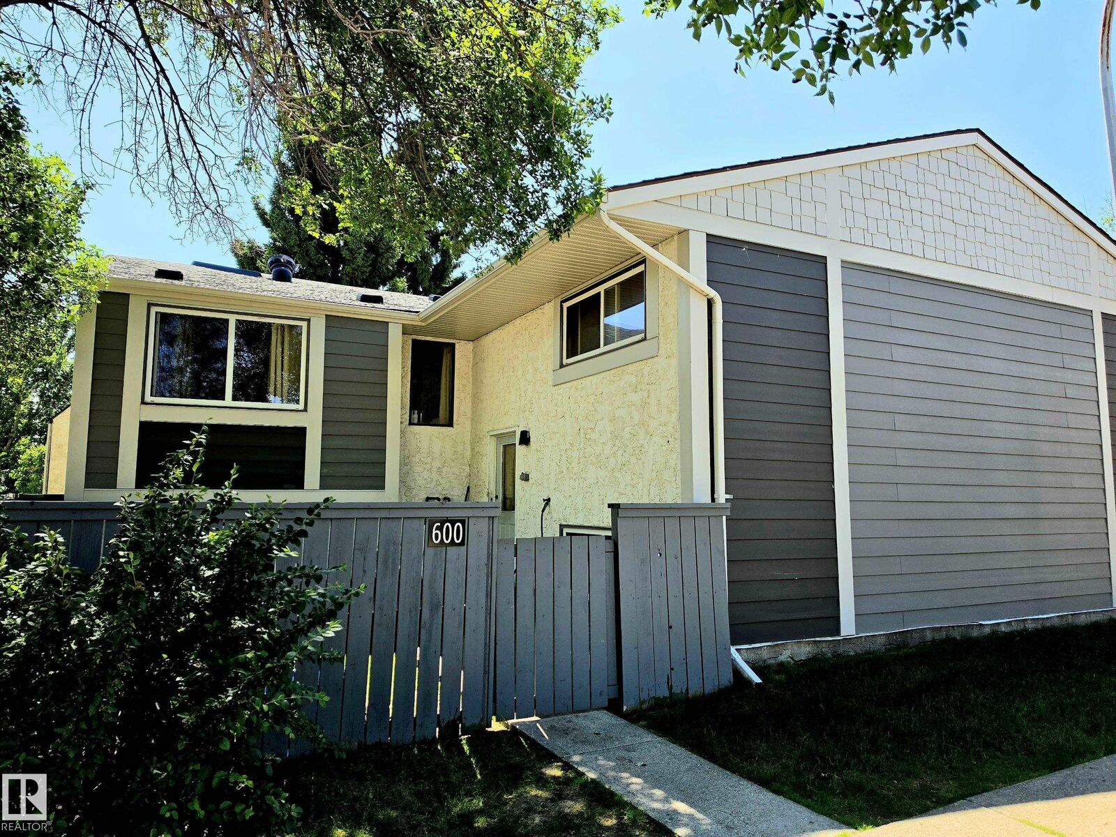 Property Photo: 600 Willow Crest NW AB T5T 2K7
