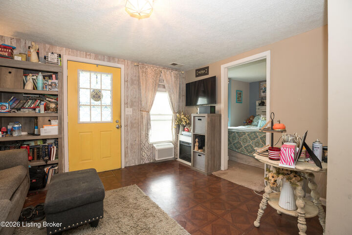 Property Photo:  206 Fourth Ave  KY 40165 