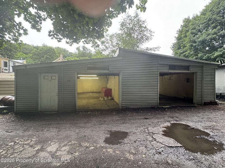 Property Photo:  