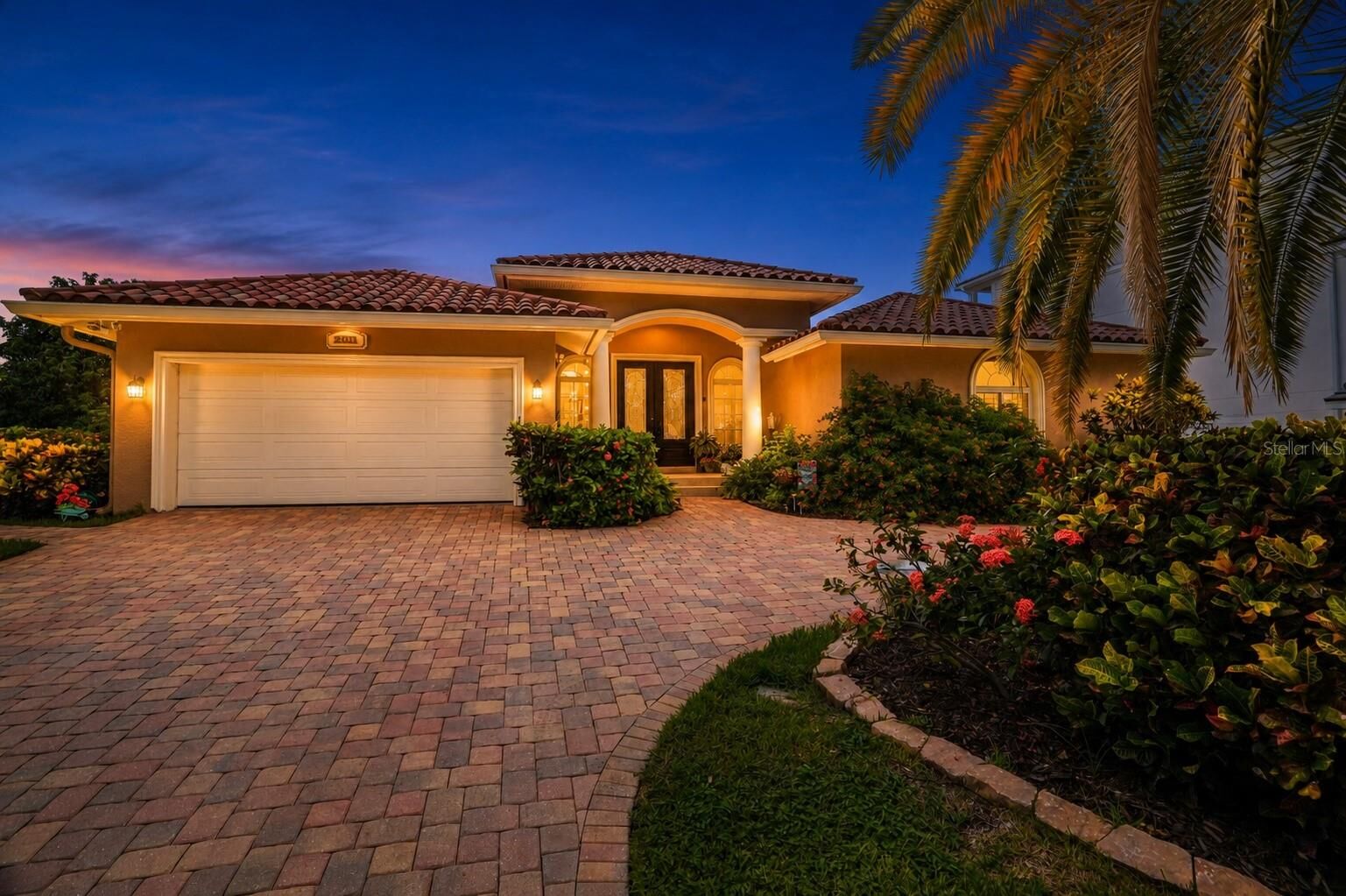 Property Photo: 2001 Illinois Ave NE FL 33703