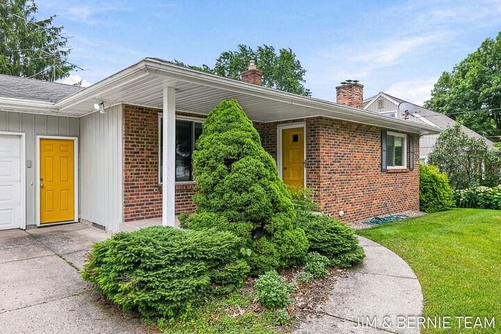 Property Photo:  2238 Edgewood Avenue SE  MI 49546 