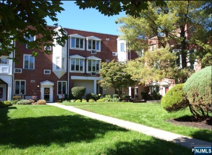 Property Photo:  520 Newark Pompton Turnpike 218  NJ 07444 