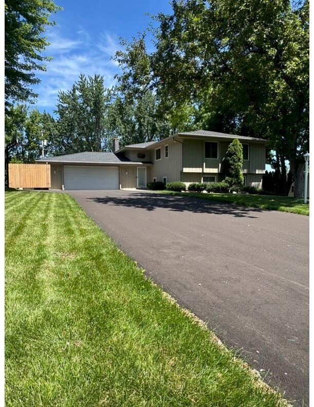 Property Photo:  404 Highland Drive  MN 55317 
