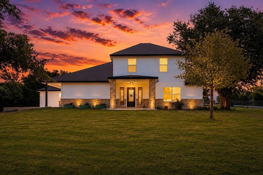 Property Photo: 117 Rock Salt Drive TX 76082