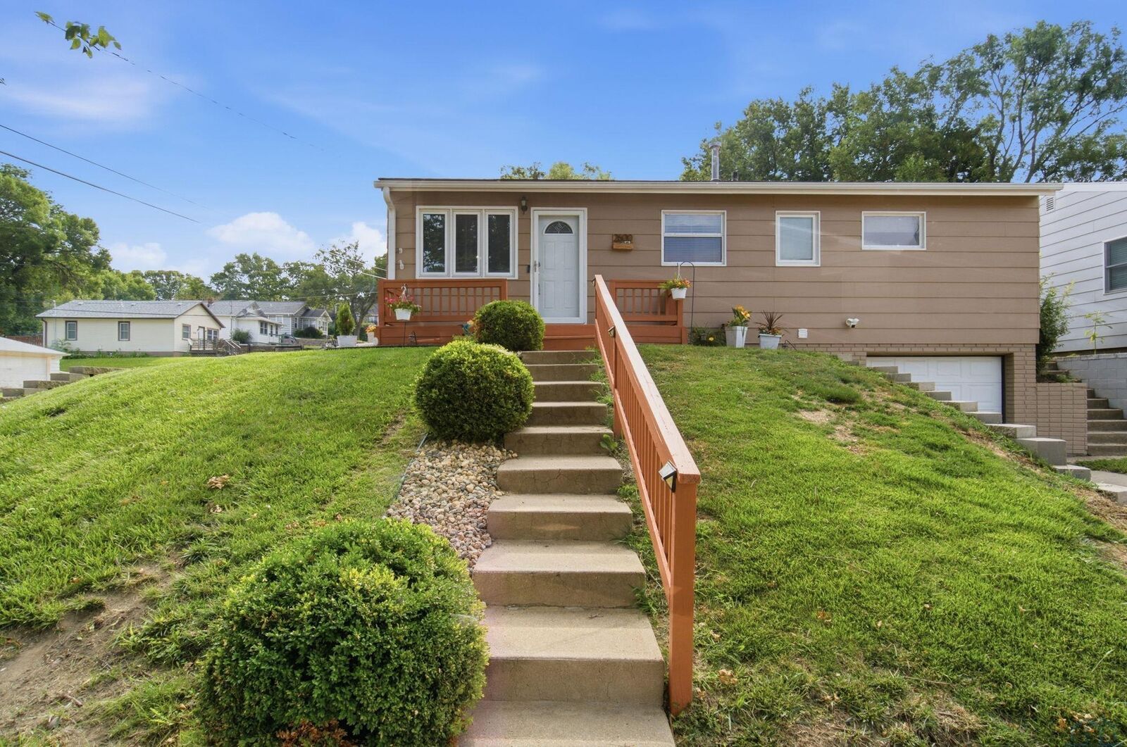 Property Photo:  2600 S Alice St  IA 51106 