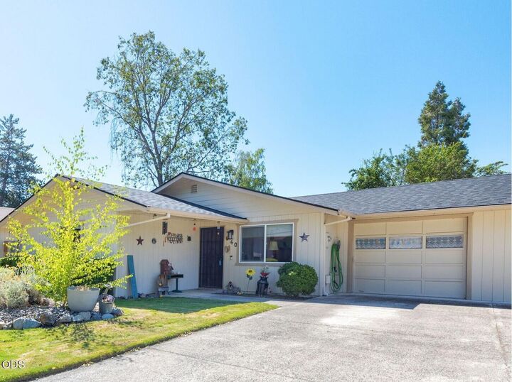 Property Photo:  640 SW Sunwood Way  OR 97526 