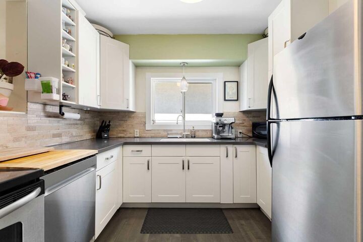 Property Photo:  2605 29 Street SW  AB T3E 2K6 