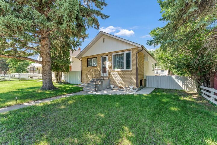 Property Photo:  162 2 Street NE  AB T1A 5K9 