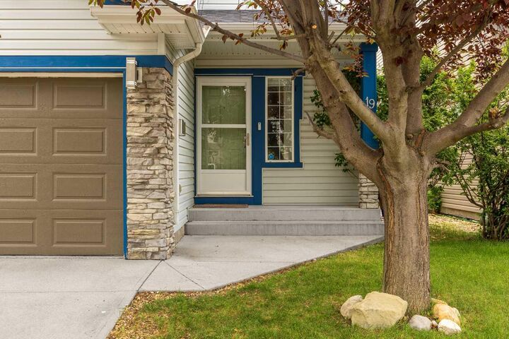 Property Photo:  19 Tuscany Ridge Heights NW  AB T3L 2K6 