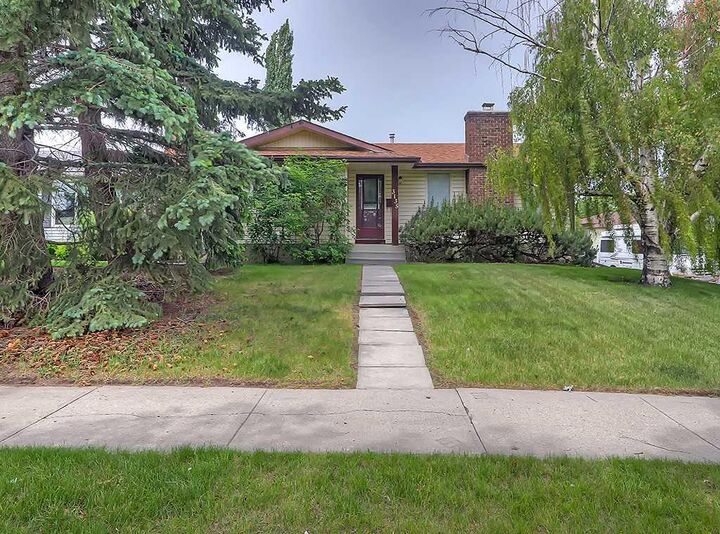 Property Photo:  3135 60 Street NE  AB T1Y 2R2 