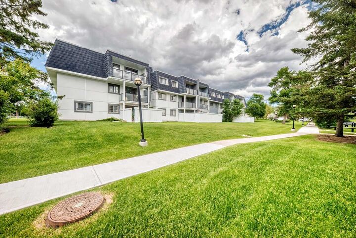 Property Photo:  3115 51 Street SW 2303  AB T3E 6P4 
