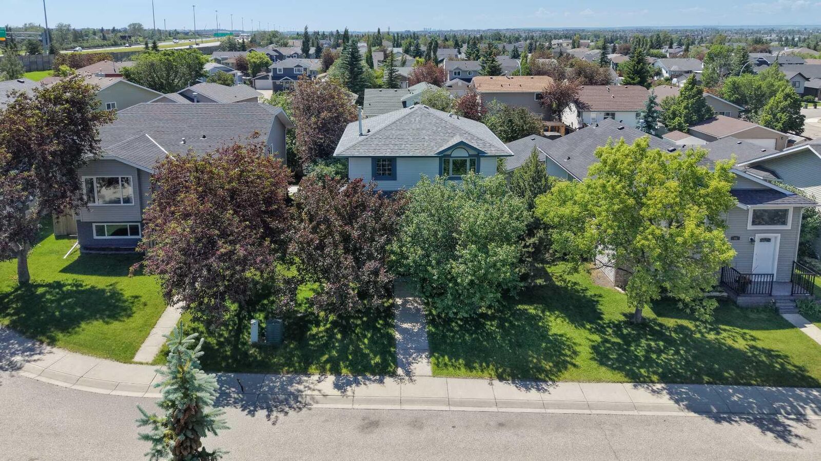 Property Photo:  14 Easterbrook Place SE  AB T4B 2H2 