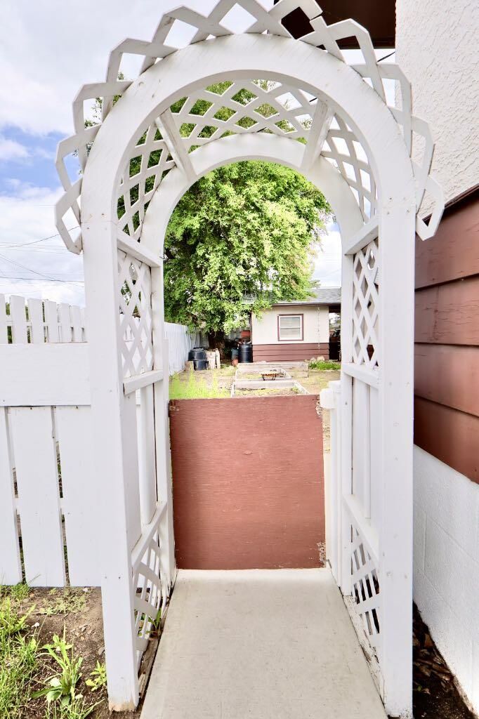Property Photo:  422 3 Avenue E  AB T0J 2J0 