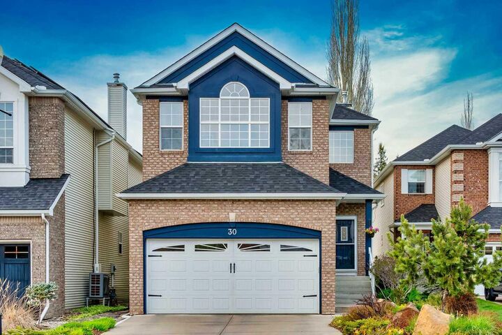 Property Photo:  30 Discovery Ridge Gardens SW  AB T3H 5L6 