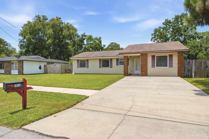 Property Photo:  1010 Aspen Ct  FL 32547 