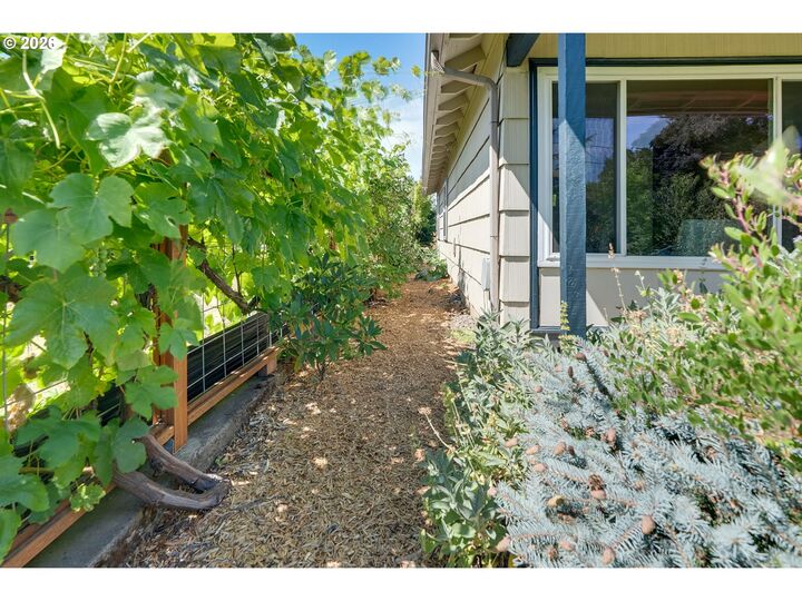 Property Photo:  8329 SE Morrison St  OR 97216 