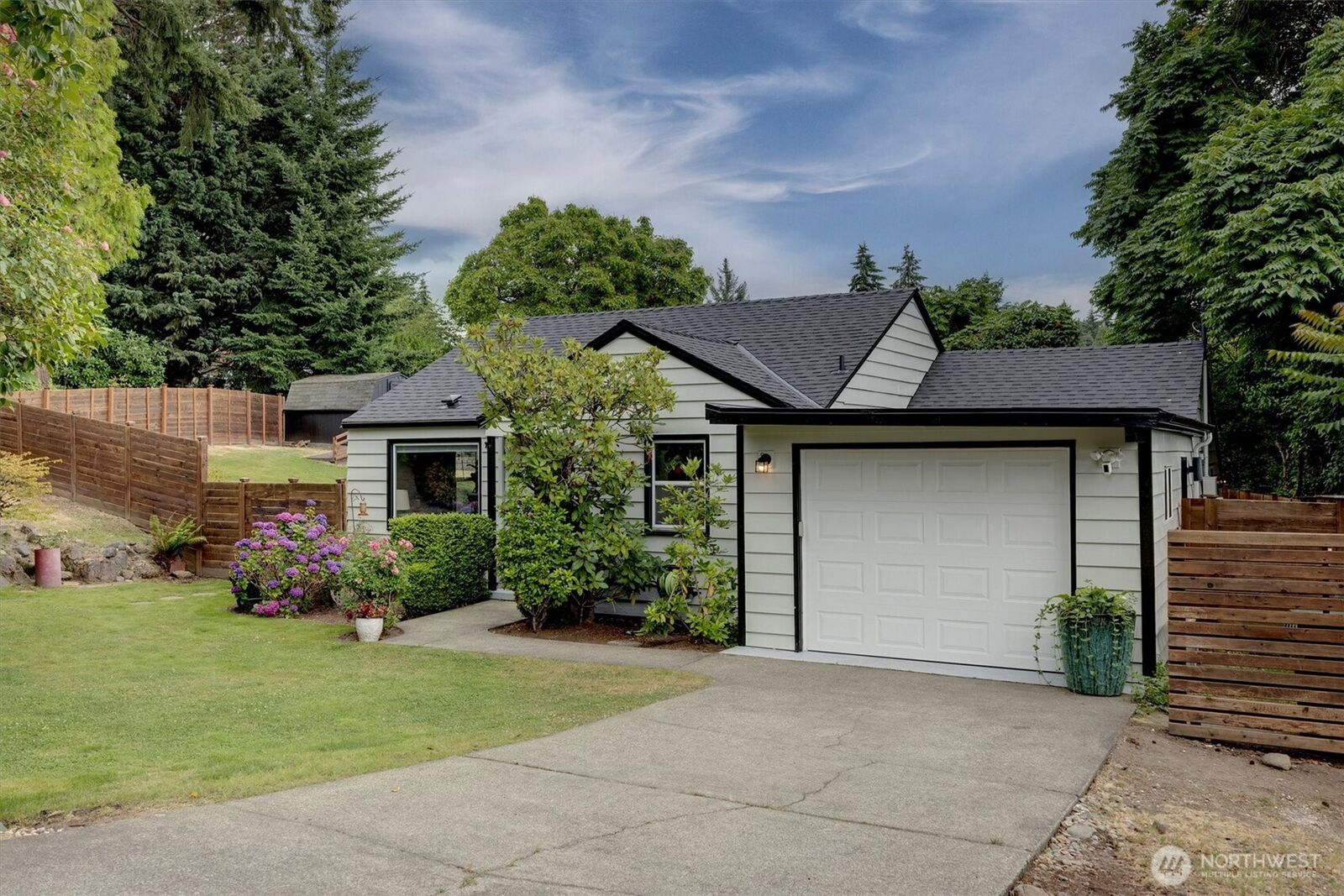 Property Photo:  555  Windsor Place NE  WA 98056 