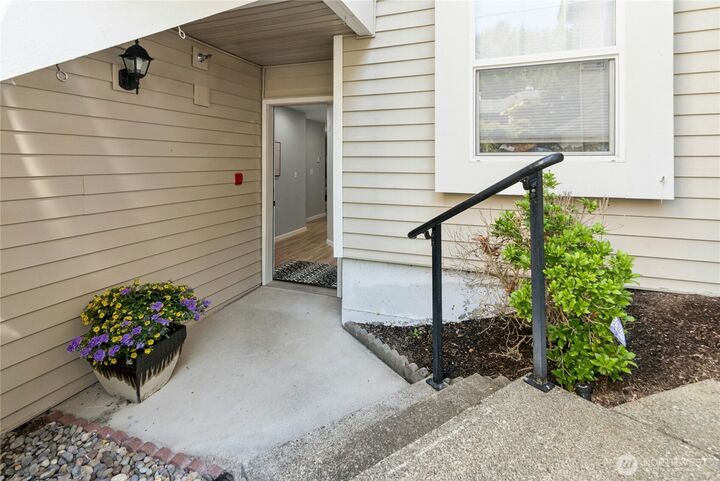 Property Photo:  2300  Jefferson Avenue NE E121  WA 98056 