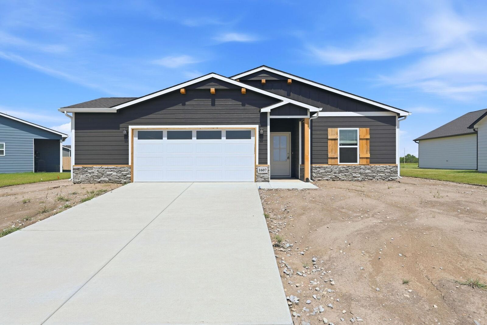 Photo de la propriété:  1607 N Emerald Dr  KS 67110 