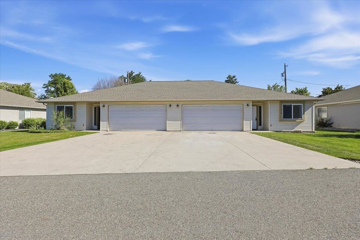 Property Photo: 1720 N Bessie Ln 1722 WA 99212
