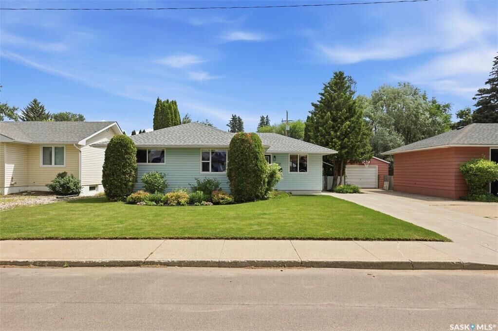 Property Photo:  2221 Munroe Avenue S  SK S7J 1S2 