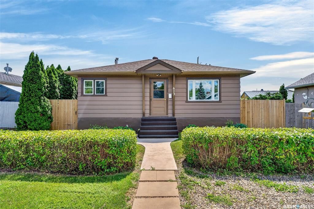 Property Photo: 673 8th Street E SK S6V 0W8