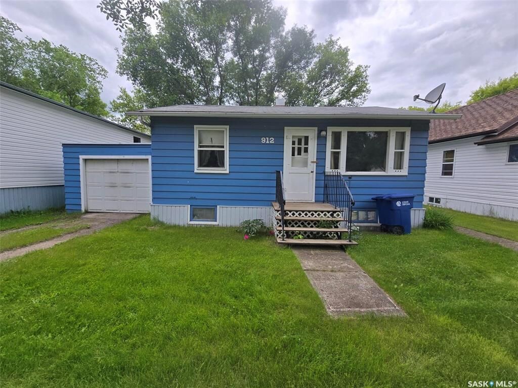 Property Photo:  912 Pacific Street  SK S0G 2B0 