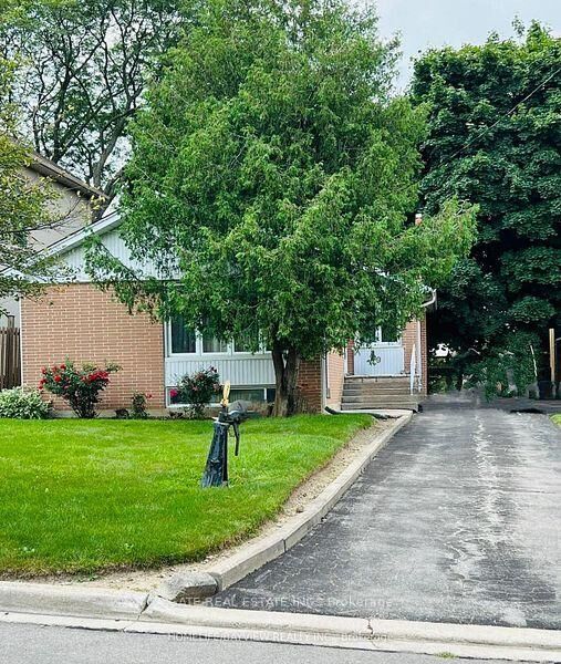 Property Photo: 29 Caronport Crescent Bsmt ON M3A 1G9