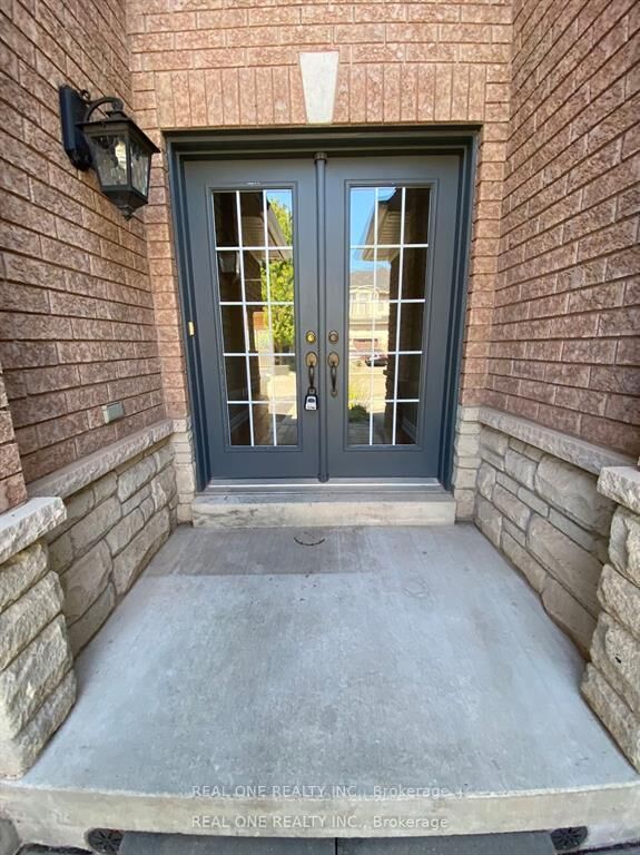Property Photo:  2460 Felhaber Crescent  ON L6H 7N8 