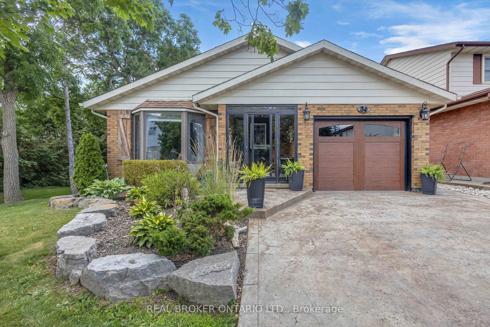 Property Photo: 34 Elmvale Court ON N0A 1S0