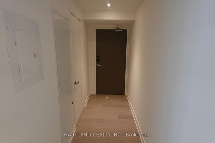 Property Photo:  448 Burnhamthorpe Road W 1801  ON L5B 0R4 