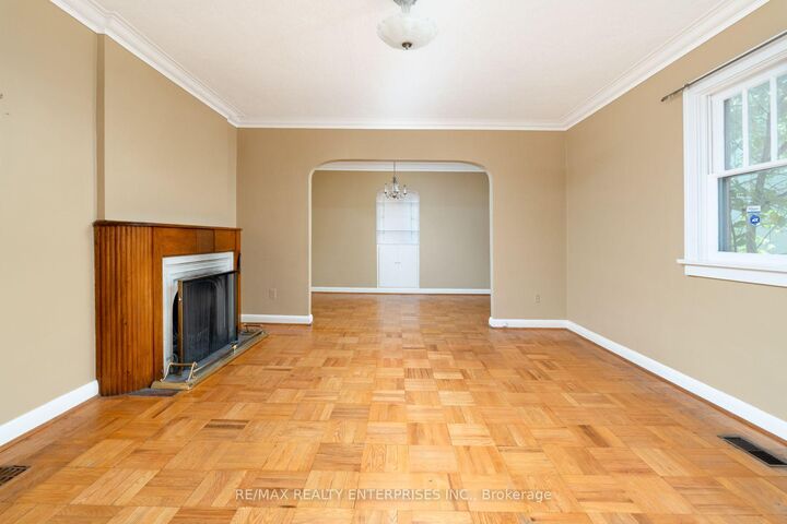 Property Photo:  52 Briarwood Avenue  ON L5G 3N6 