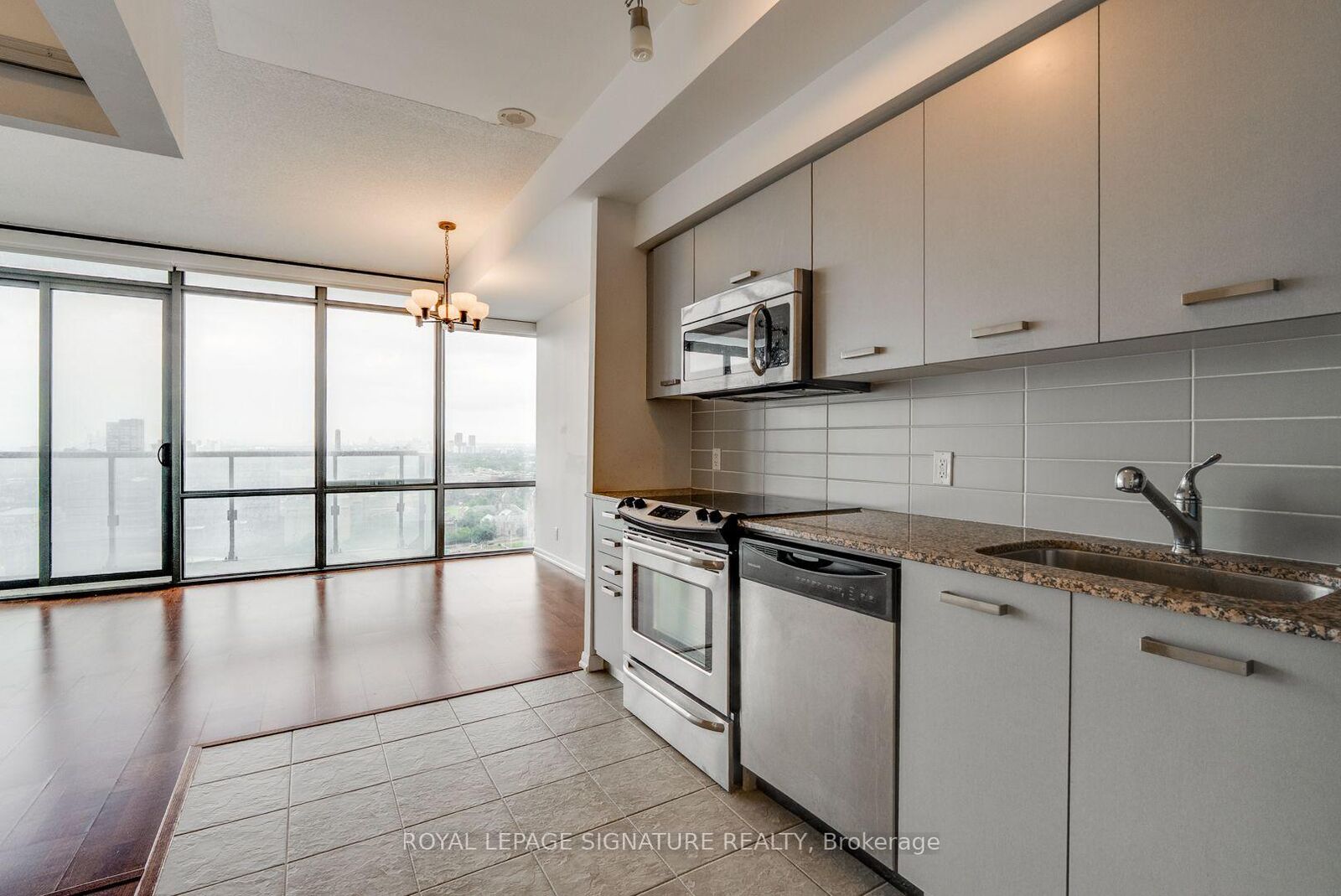 Property Photo:  832 Bay Street 2501  ON M5S 1Z6 