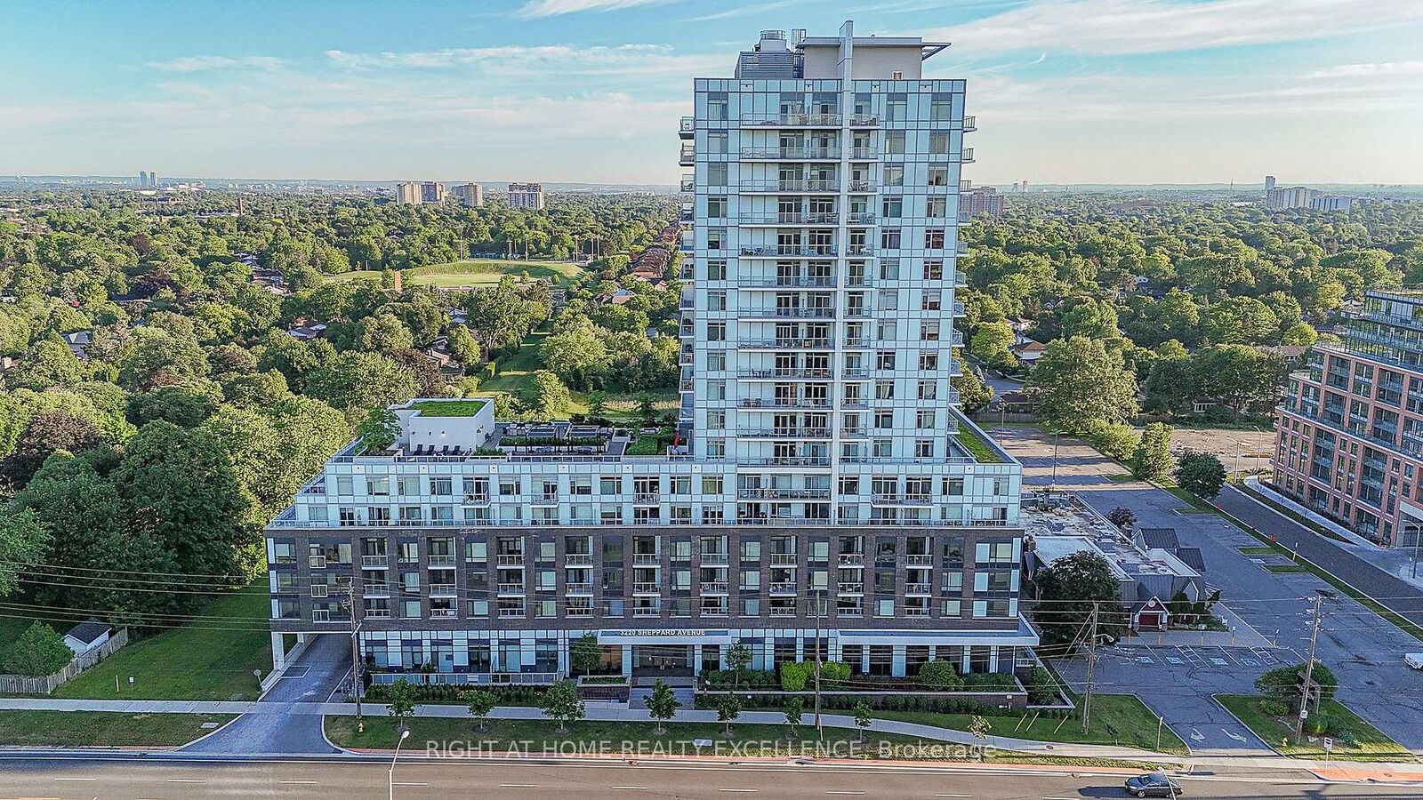 Property Photo: 3220 Sheppard Avenue 1404 ON M1T 0B7