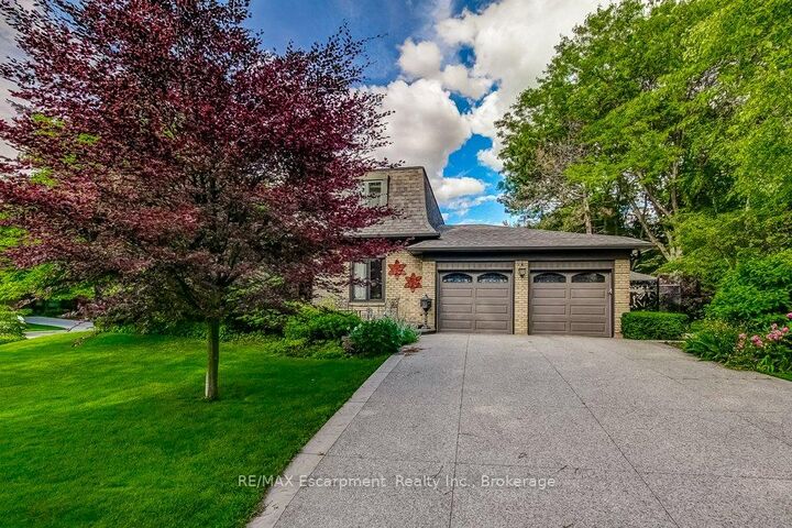 215 Briar Hill Crescent — photo 1