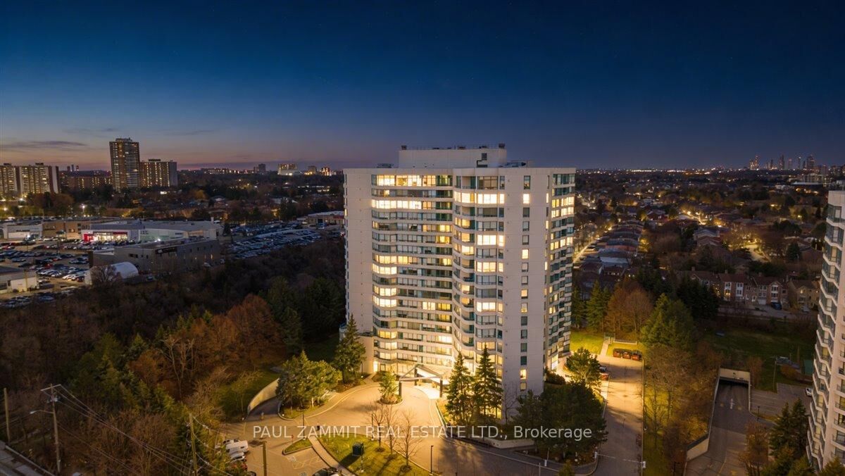 Property Photo: 7250 Yonge Street 911 ON L4J 7X1