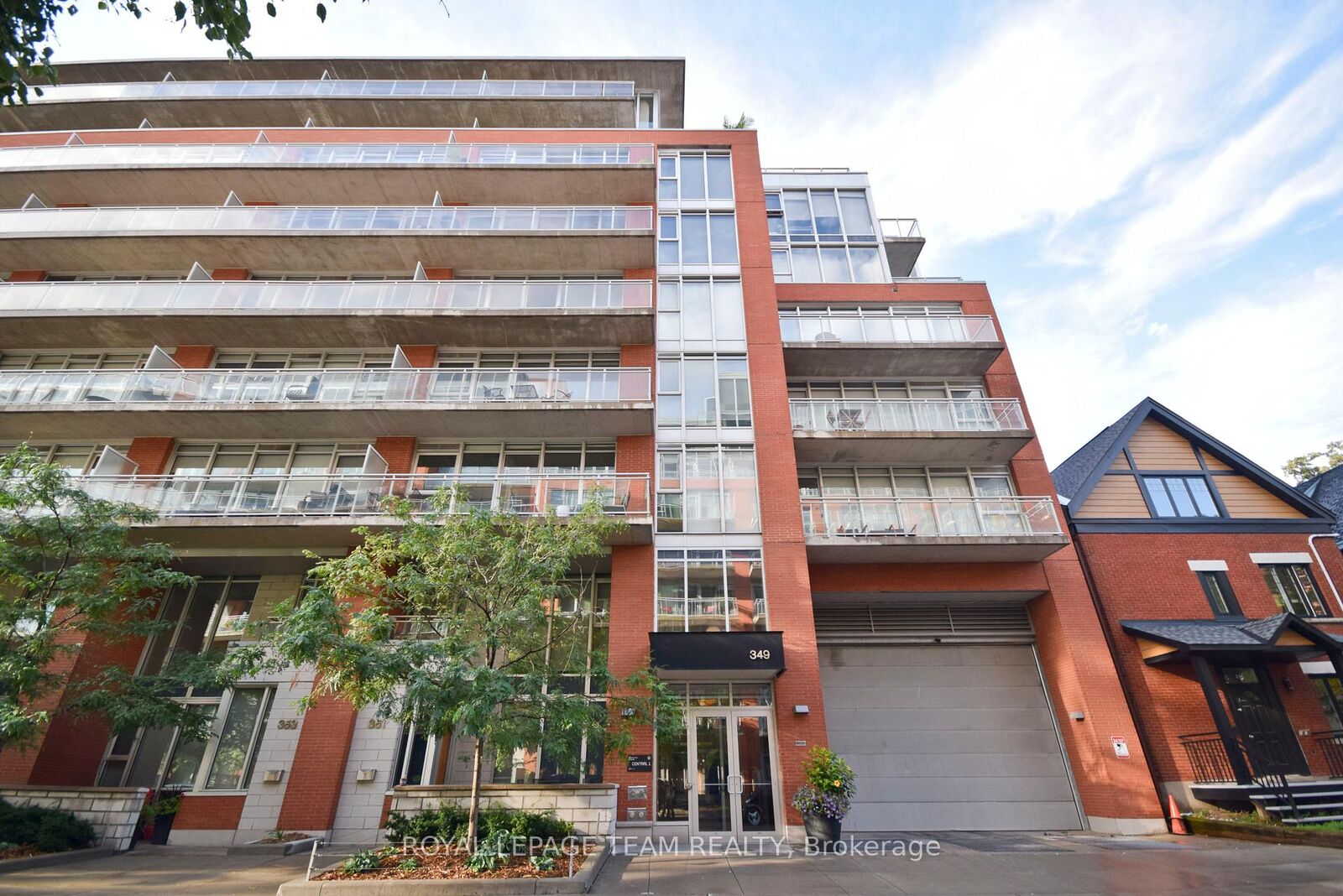 Property Photo: 349 McLeod Street 627 ON K2P 0S1