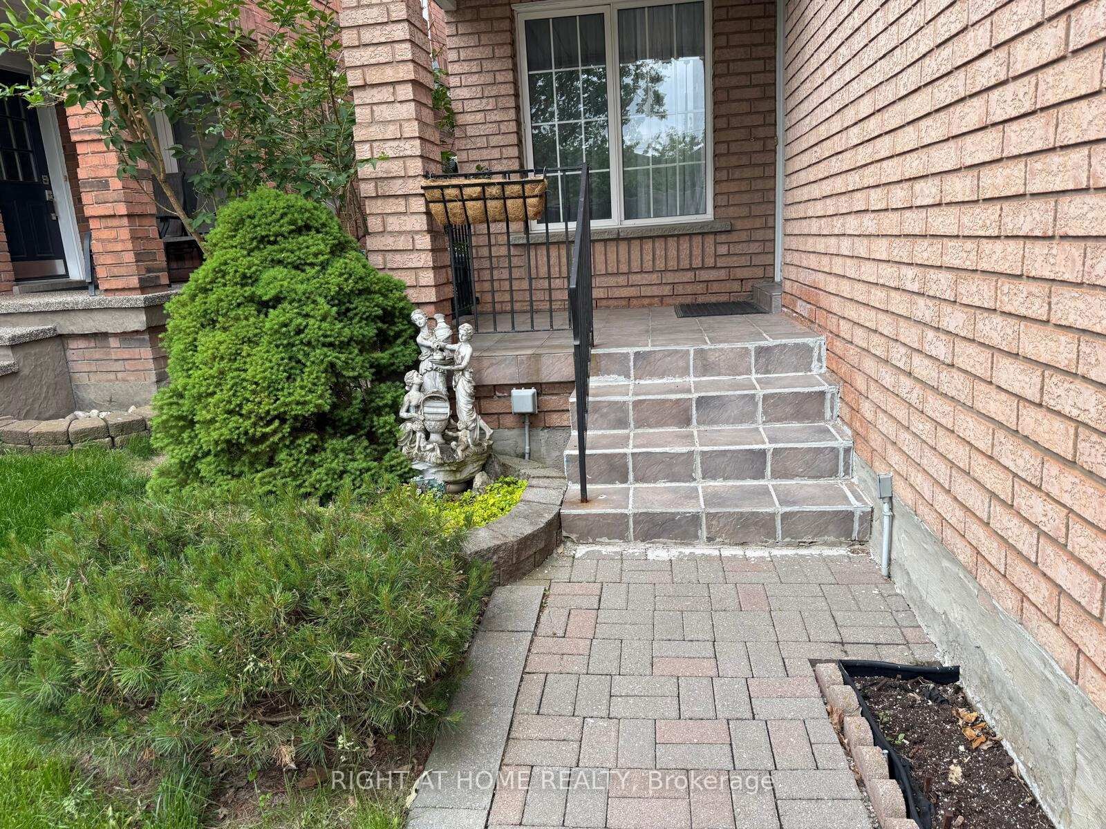 Property Photo: 5392 Marblewood Drive ON L5V 2L9