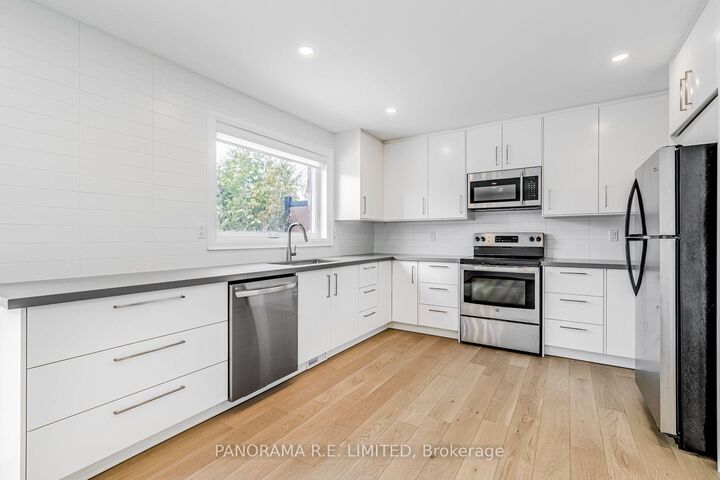 Property Photo: 674 Netherton Crescent Lower ON L4Y 2M4