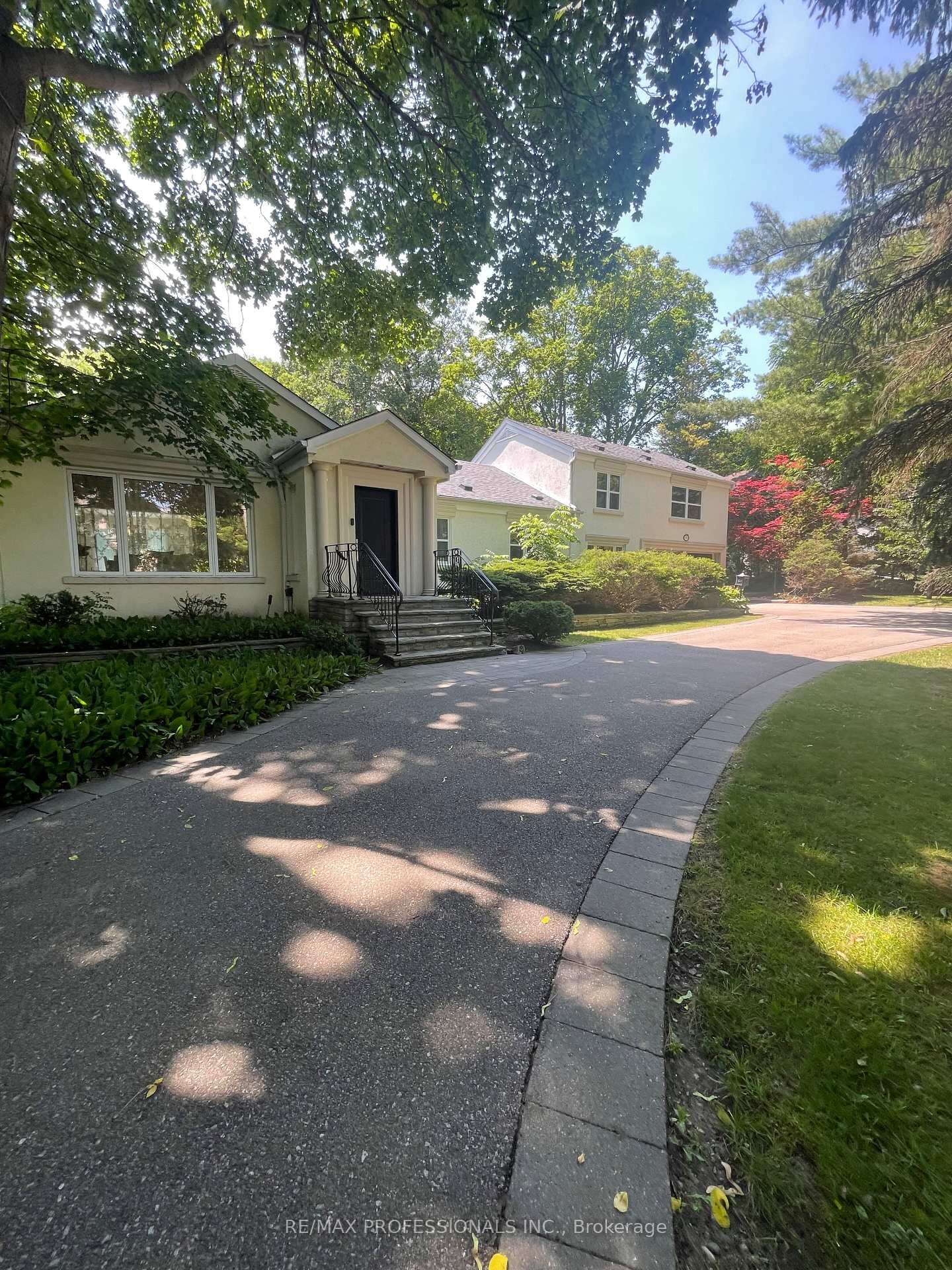 Property Photo:  560 Meadow Wood Road  ON L5J 2S3 