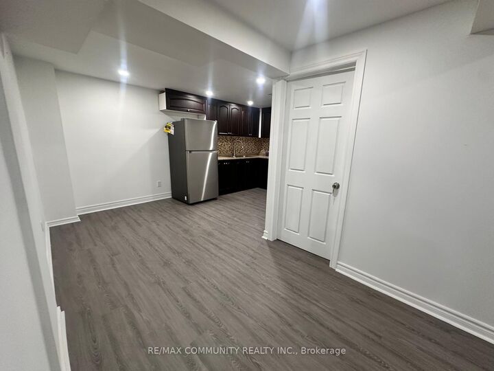 Property Photo:  18 Hearth Place  ON M1C 0C4 