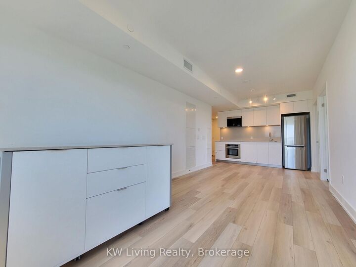 Property Photo:  8 Cedarland Drive 819  ON L6G 0H4 