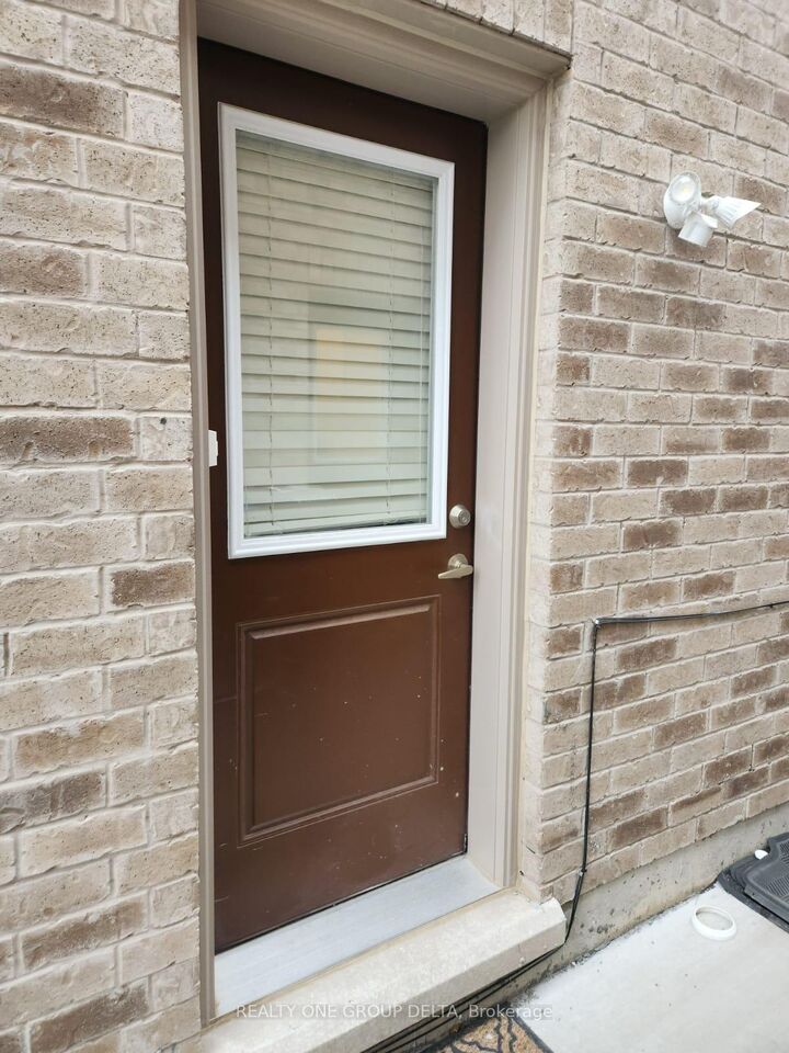 Property Photo:  6 Quinton (Upper Level) Ridge  ON L6Y 0E3 